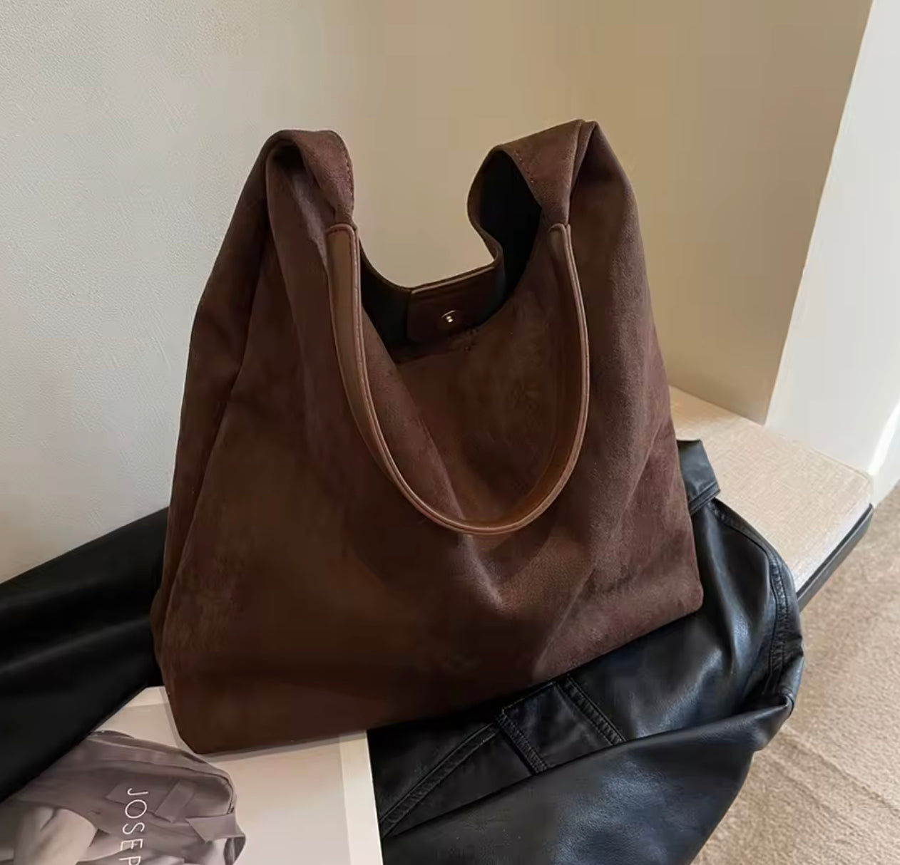 Sac à Bandoulière Femme en Cuir Végétalien Semi-Circulaire pour Macbook 13 Pouces – Élégant et Spacieux