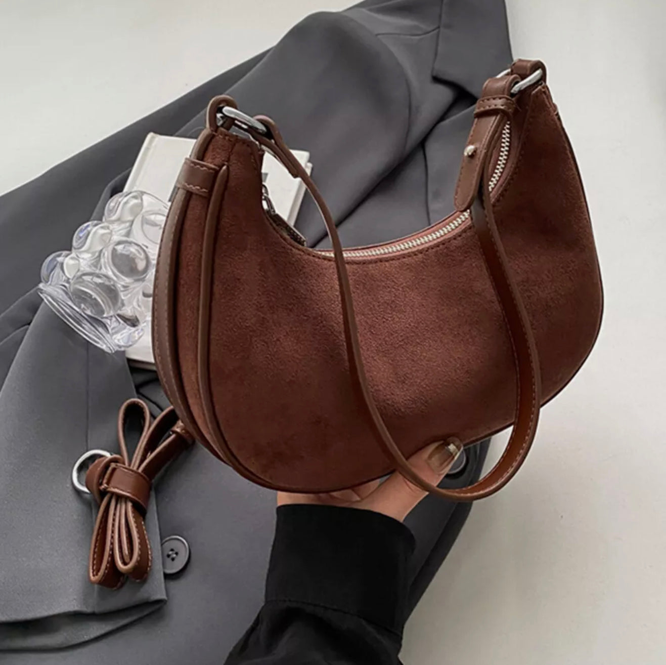 Sac à Bandoulière en Croissant Femme en Faux Daim avec Sangle Réglable – Sac à Main Pratique et Tendance