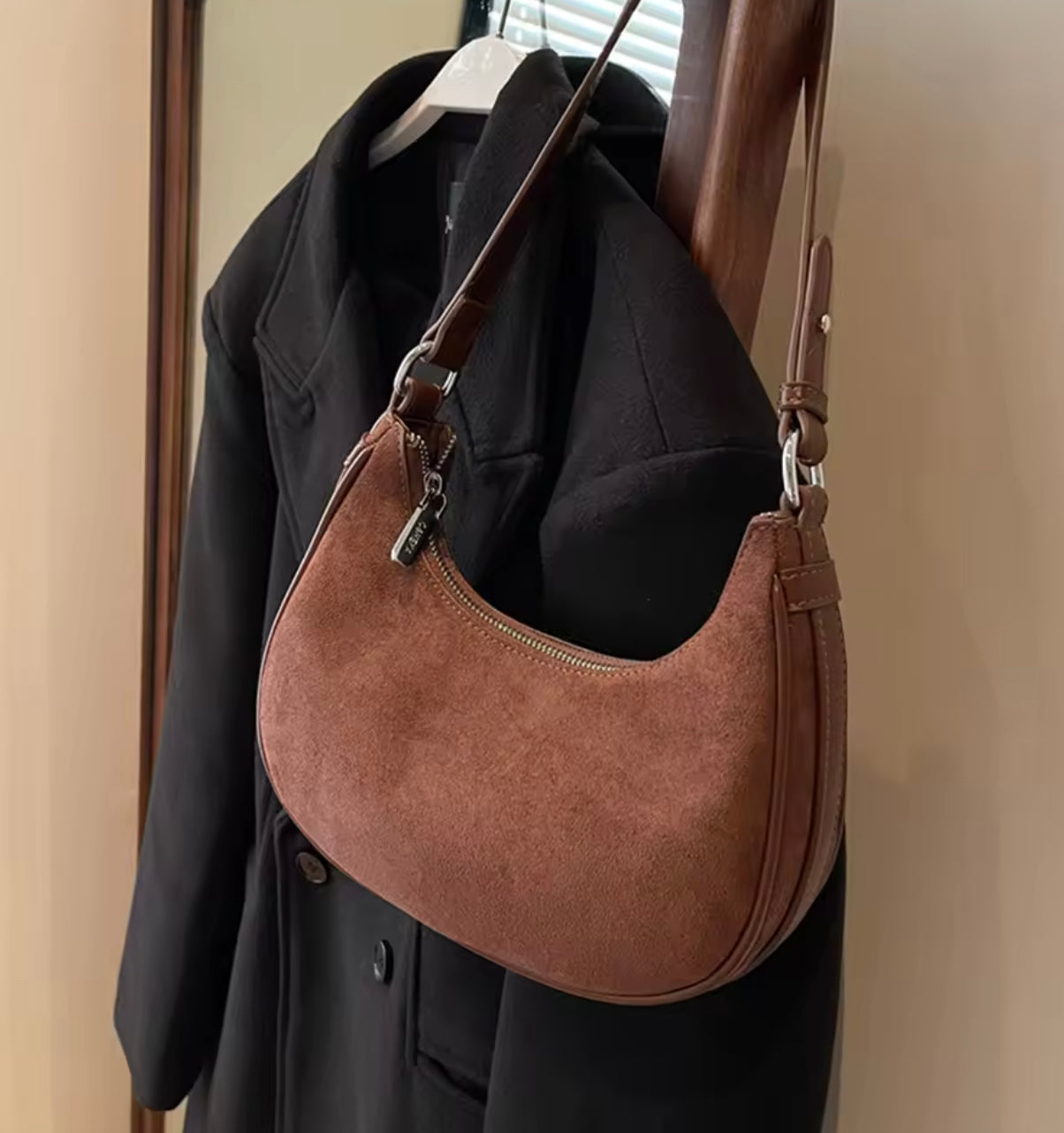 Sac à Bandoulière en Croissant Femme en Faux Daim avec Sangle Réglable – Sac à Main Pratique et Tendance