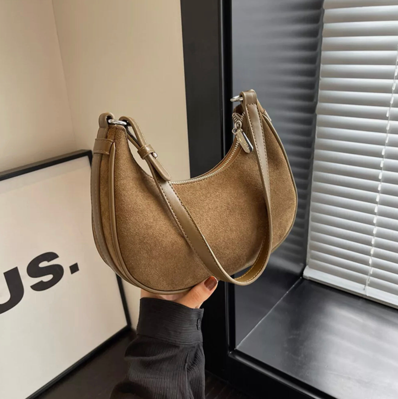 Crescent Shoulder Bag for Women in Faux Suede with Adjustable Strap – Practical and Trendy Handbag