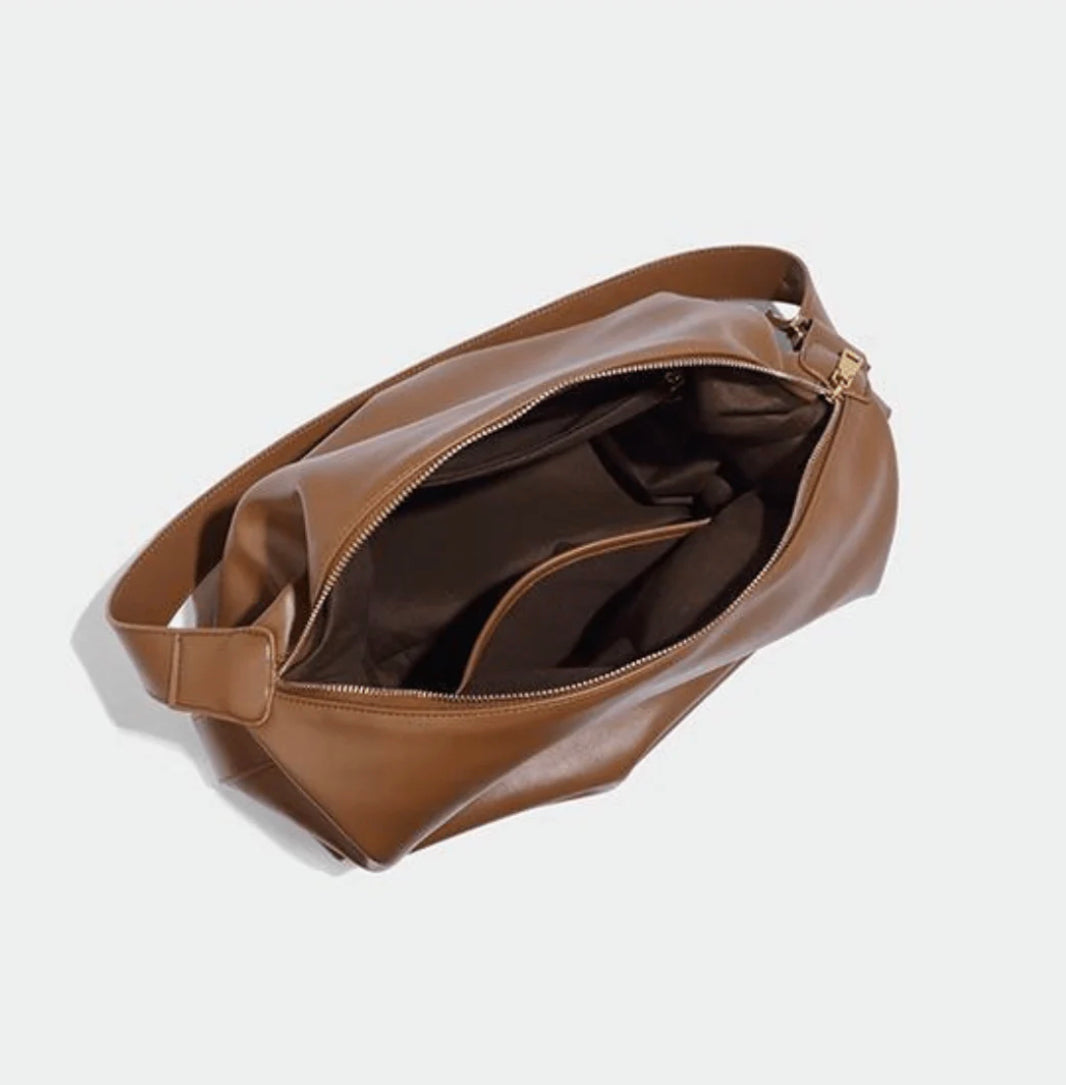 Women's Black Leather Shoulder Bag – Elegant and Practical for All Occasions, Adjustable and Spacious Design