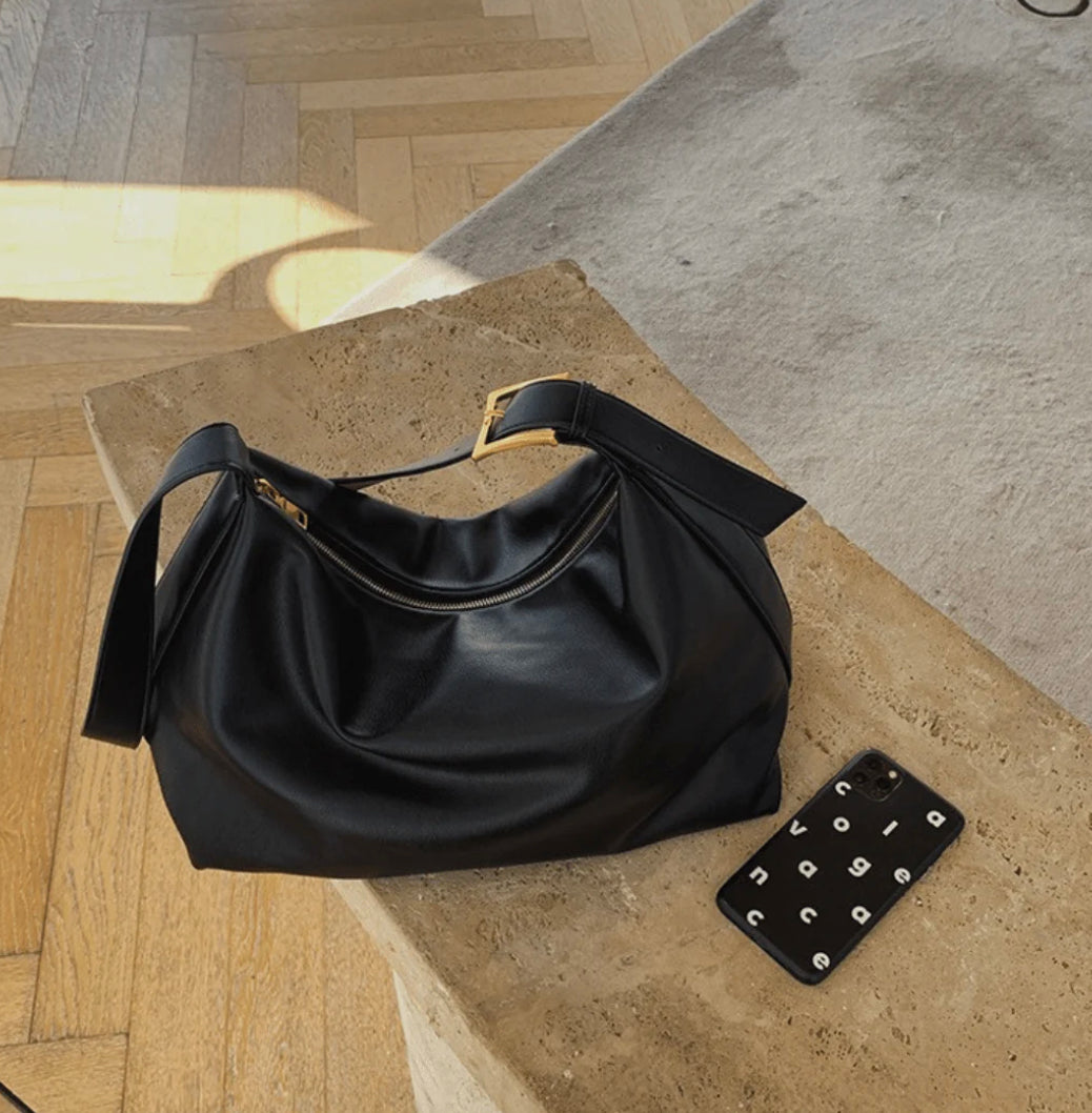 Women's Black Leather Shoulder Bag – Elegant and Practical for All Occasions, Adjustable and Spacious Design