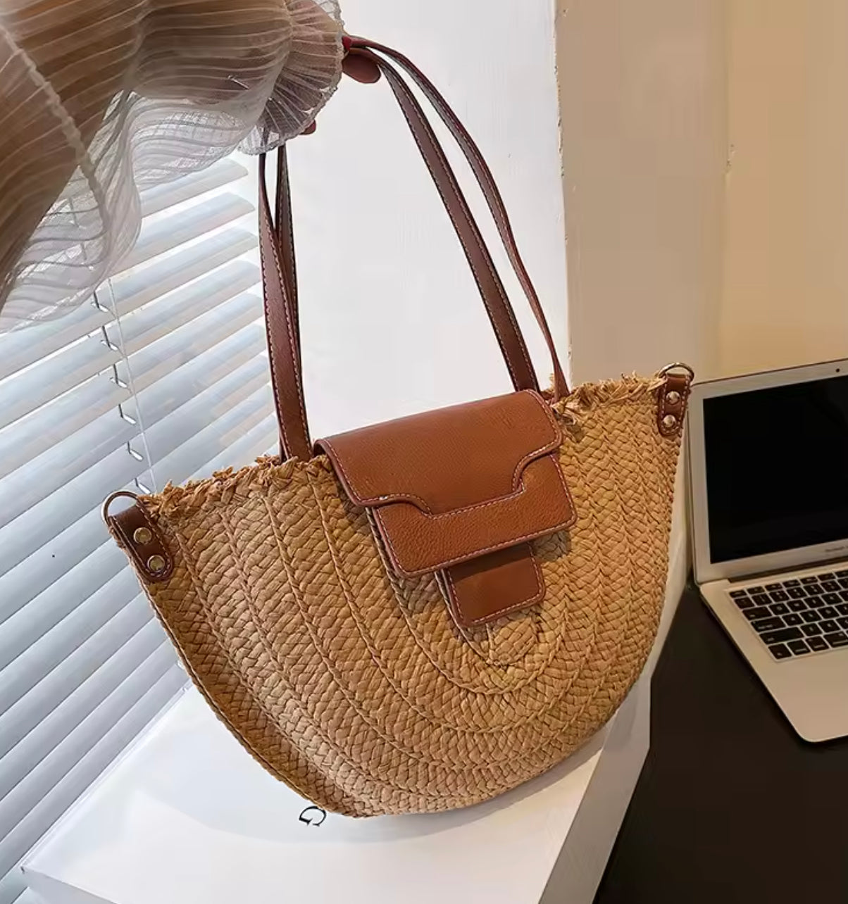 Straw Tote Bag with Vegan Leather for Women – Elegant and Spacious, Ideal for the Beach and Casual Outings
