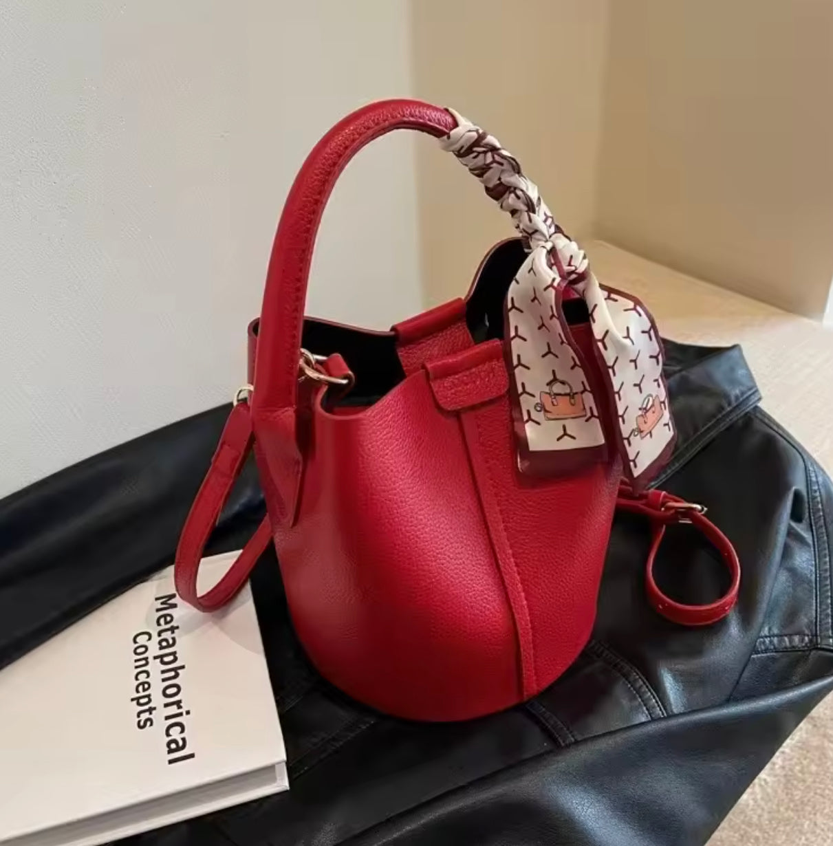 Black Leather Bucket Bag for Women with Adjustable Shoulder Strap – Elegant and Practical for All Occasions