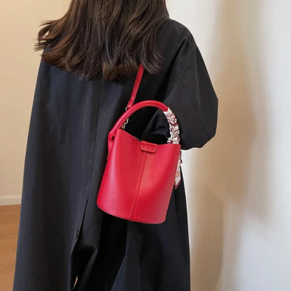 Black Leather Bucket Bag for Women with Adjustable Shoulder Strap – Elegant and Practical for All Occasions