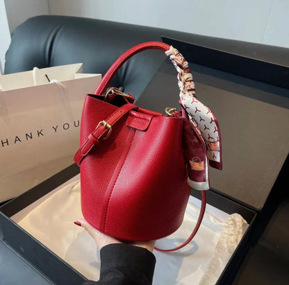 Black Leather Bucket Bag for Women with Adjustable Shoulder Strap – Elegant and Practical for All Occasions