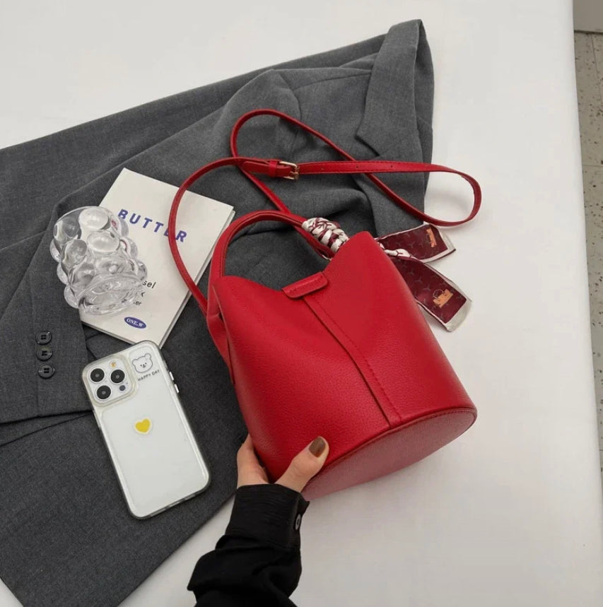 Black Leather Bucket Bag for Women with Adjustable Shoulder Strap – Elegant and Practical for All Occasions