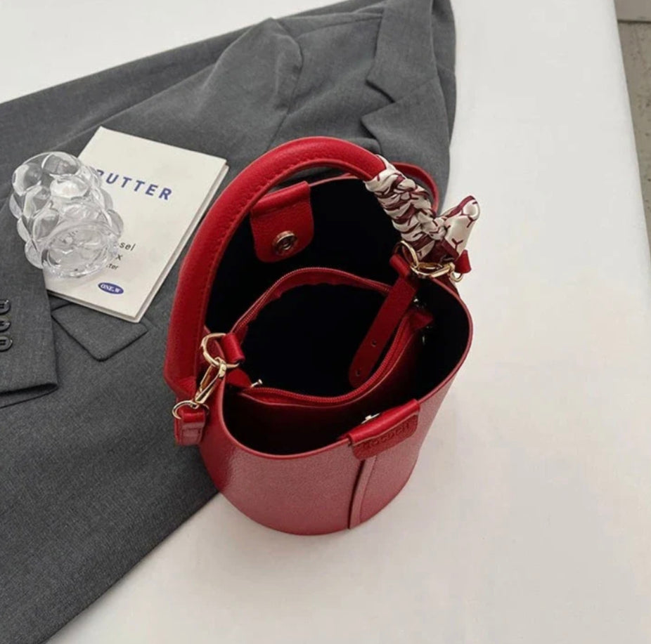 Black Leather Bucket Bag for Women with Adjustable Shoulder Strap – Elegant and Practical for All Occasions