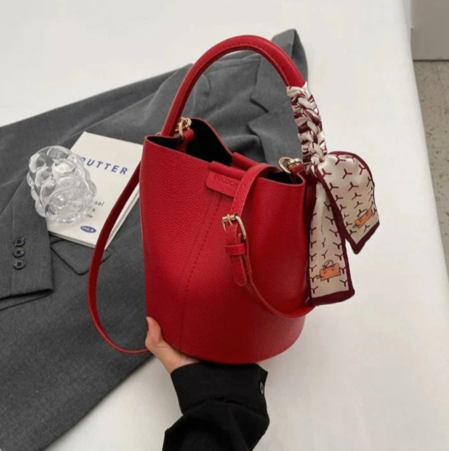 Black Leather Bucket Bag for Women with Adjustable Shoulder Strap – Elegant and Practical for All Occasions