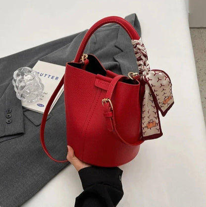 Black Leather Bucket Bag for Women with Adjustable Shoulder Strap – Elegant and Practical for All Occasions