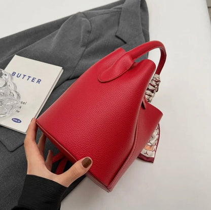 Black Leather Bucket Bag for Women with Adjustable Shoulder Strap – Elegant and Practical for All Occasions