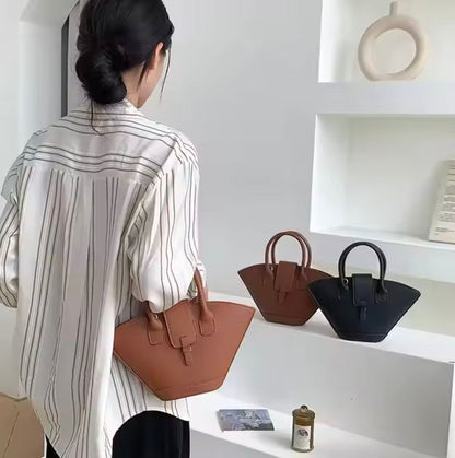 Elegant Women's Shoulder Bag in Vegetable Leather with Zipped Compartment – Unique Design and Adjustable Shoulder Strap