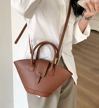 Elegant Women's Shoulder Bag in Vegetable Leather with Zipped Compartment – Unique Design and Adjustable Shoulder Strap