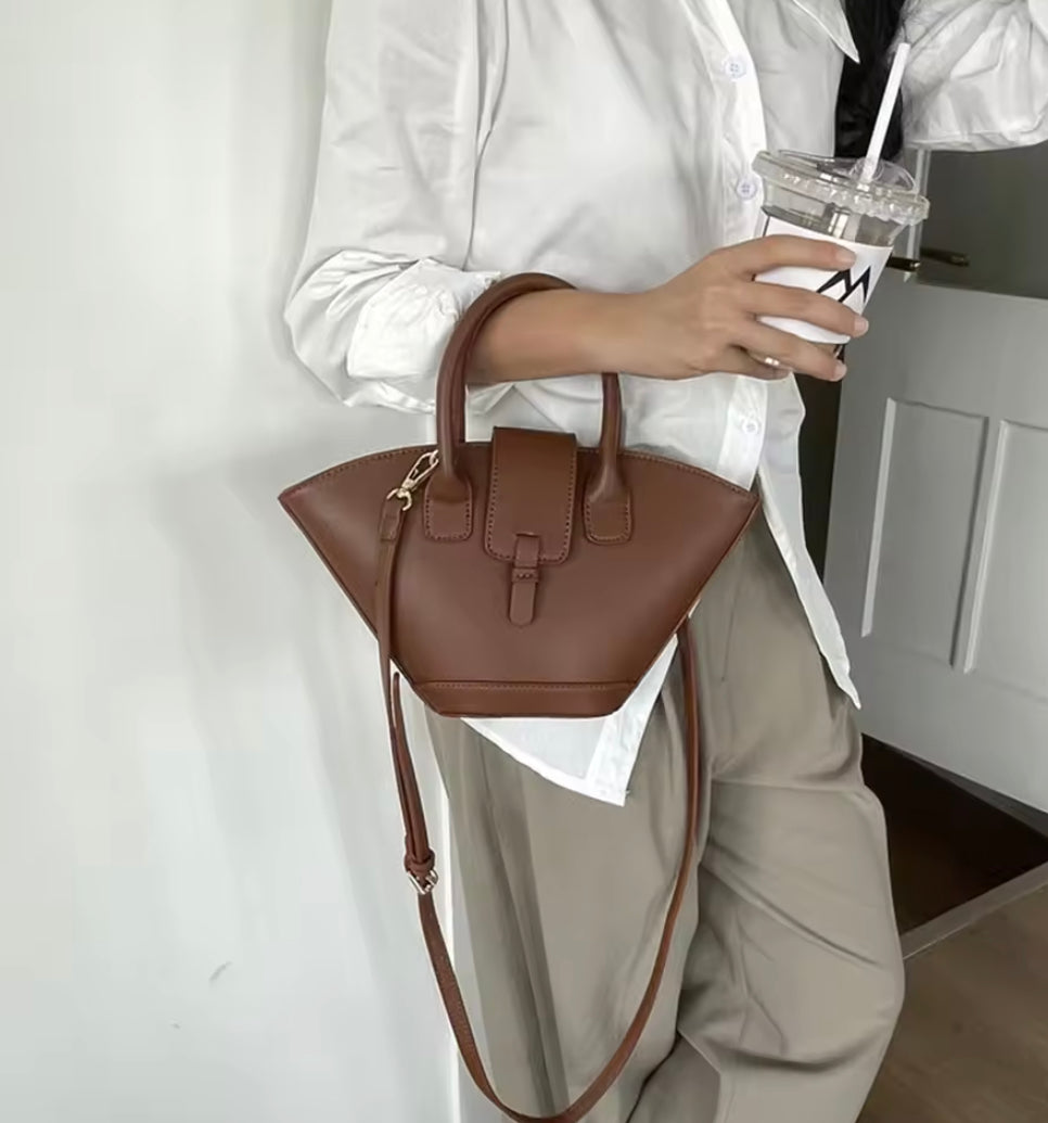 Elegant Women's Shoulder Bag in Vegetable Leather with Zipped Compartment – Unique Design and Adjustable Shoulder Strap