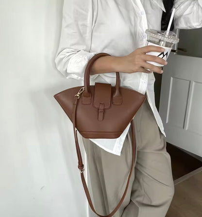 Elegant Women's Shoulder Bag in Vegetable Leather with Zipped Compartment – Unique Design and Adjustable Shoulder Strap