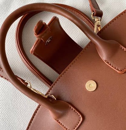 Elegant Women's Shoulder Bag in Vegetable Leather with Zipped Compartment – Unique Design and Adjustable Shoulder Strap