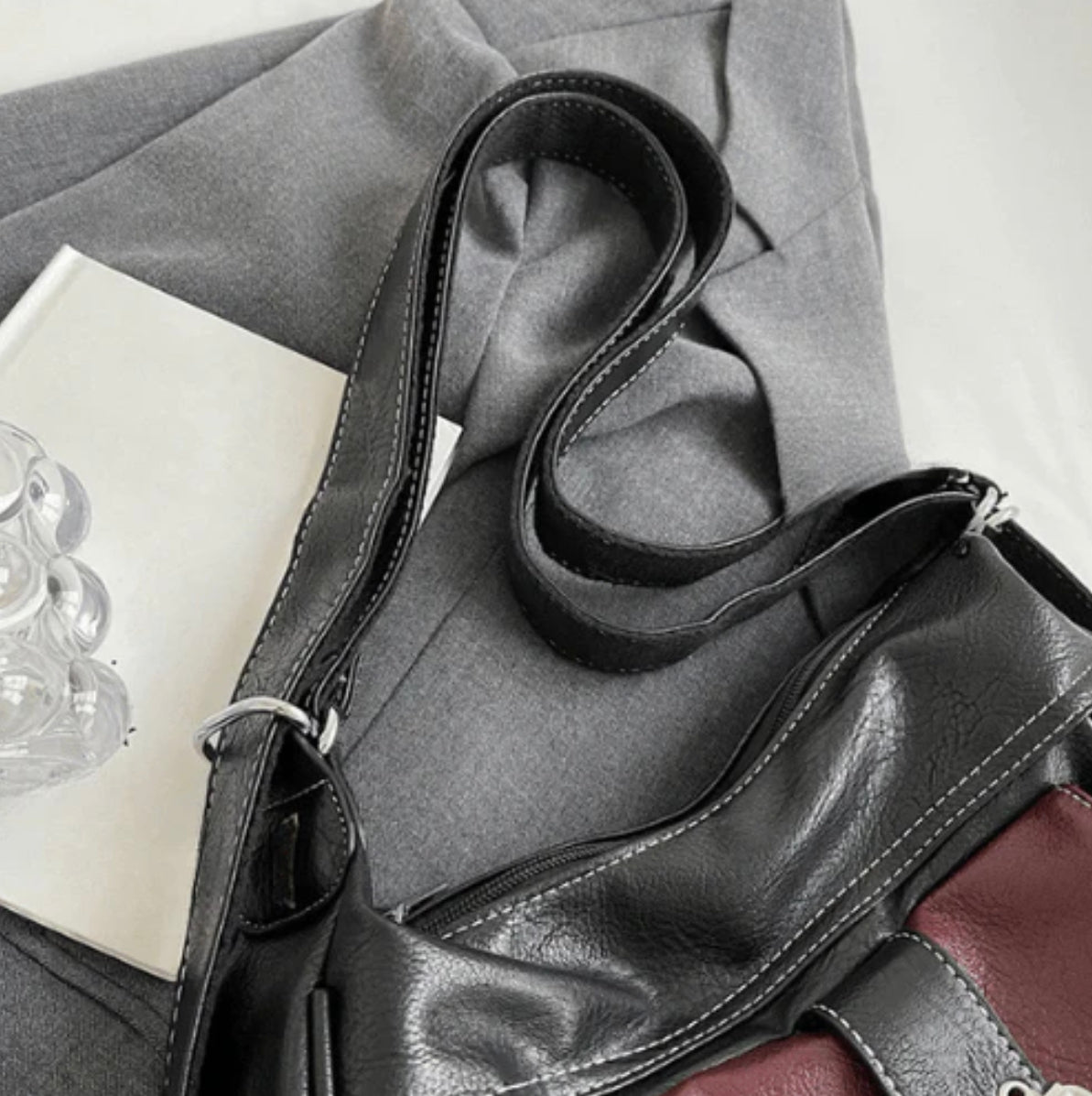 Sac à Main Femme Y2K en Cuir PU avec Bandoulière Réglable – Design Vintage Élégant Noir et Bordeaux
