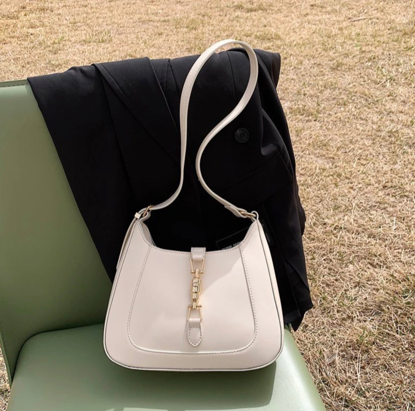 Women's Baguette Handbag in Vegetable Leather with Adjustable Shoulder Strap – Vintage Style, 26x6x22 cm