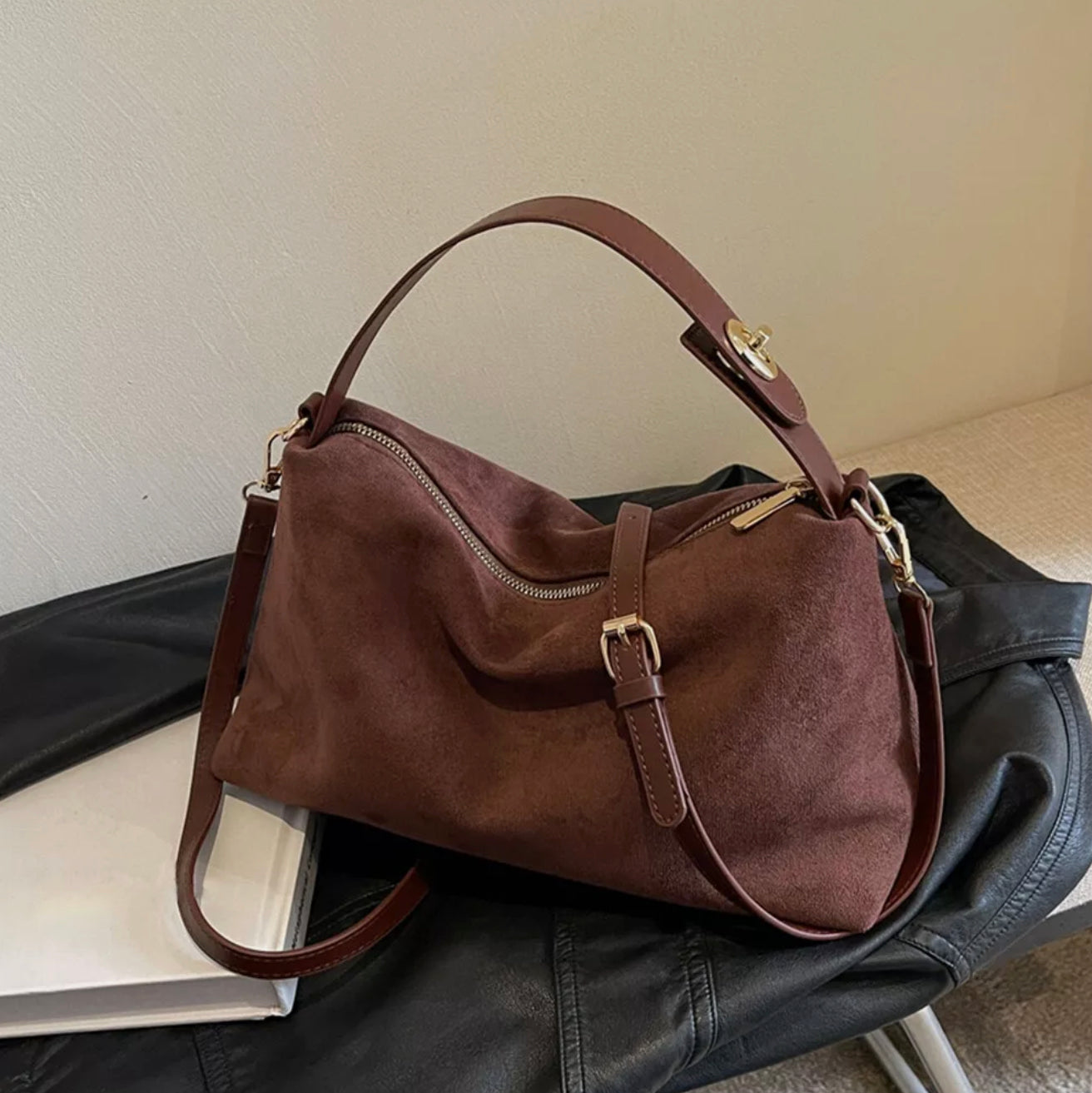 Elegant Black Leather Handbag with Adjustable Shoulder Strap – Ideal Women's Bag for Outings and Events