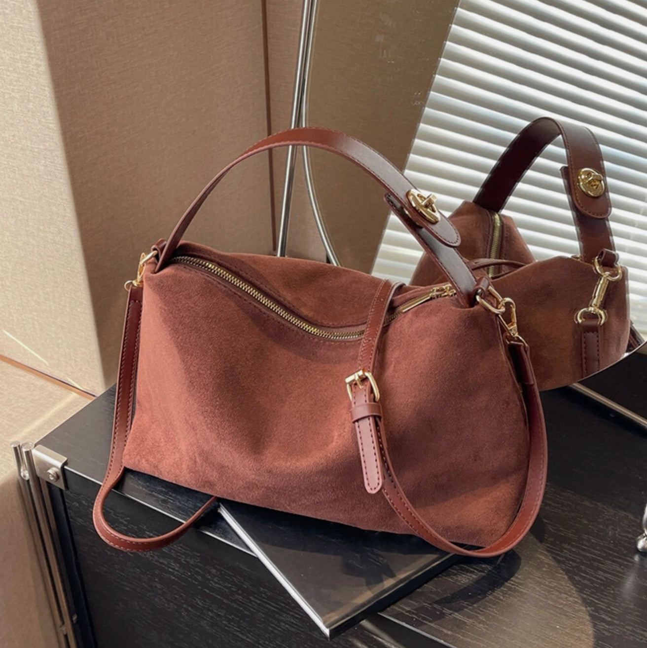 Sac à Main Élégant en Cuir Noir avec Bandoulière Ajustable – Sac Femme Idéal pour Sorties et Événements