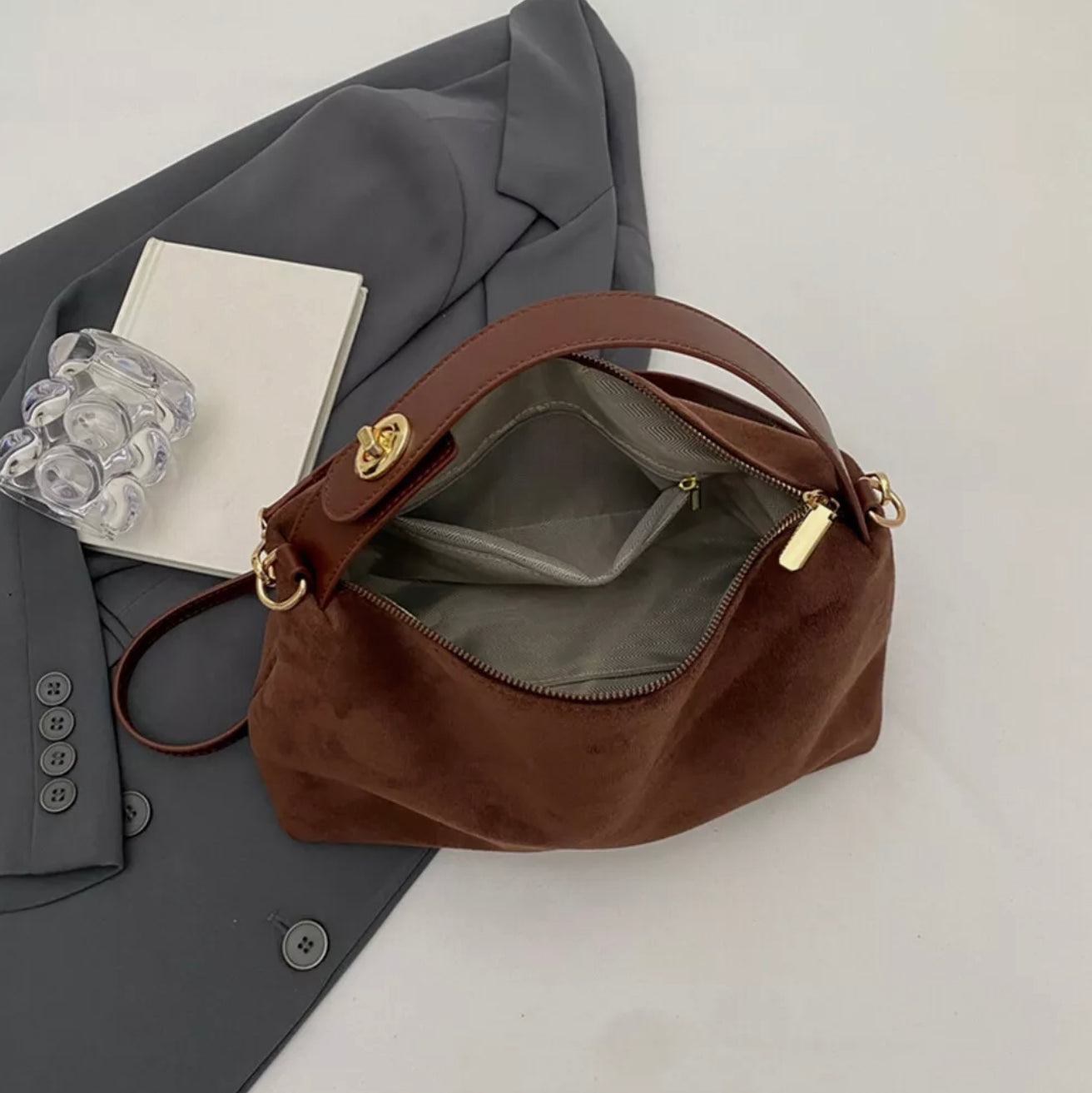 Elegant Black Leather Handbag with Adjustable Shoulder Strap – Ideal Women's Bag for Outings and Events