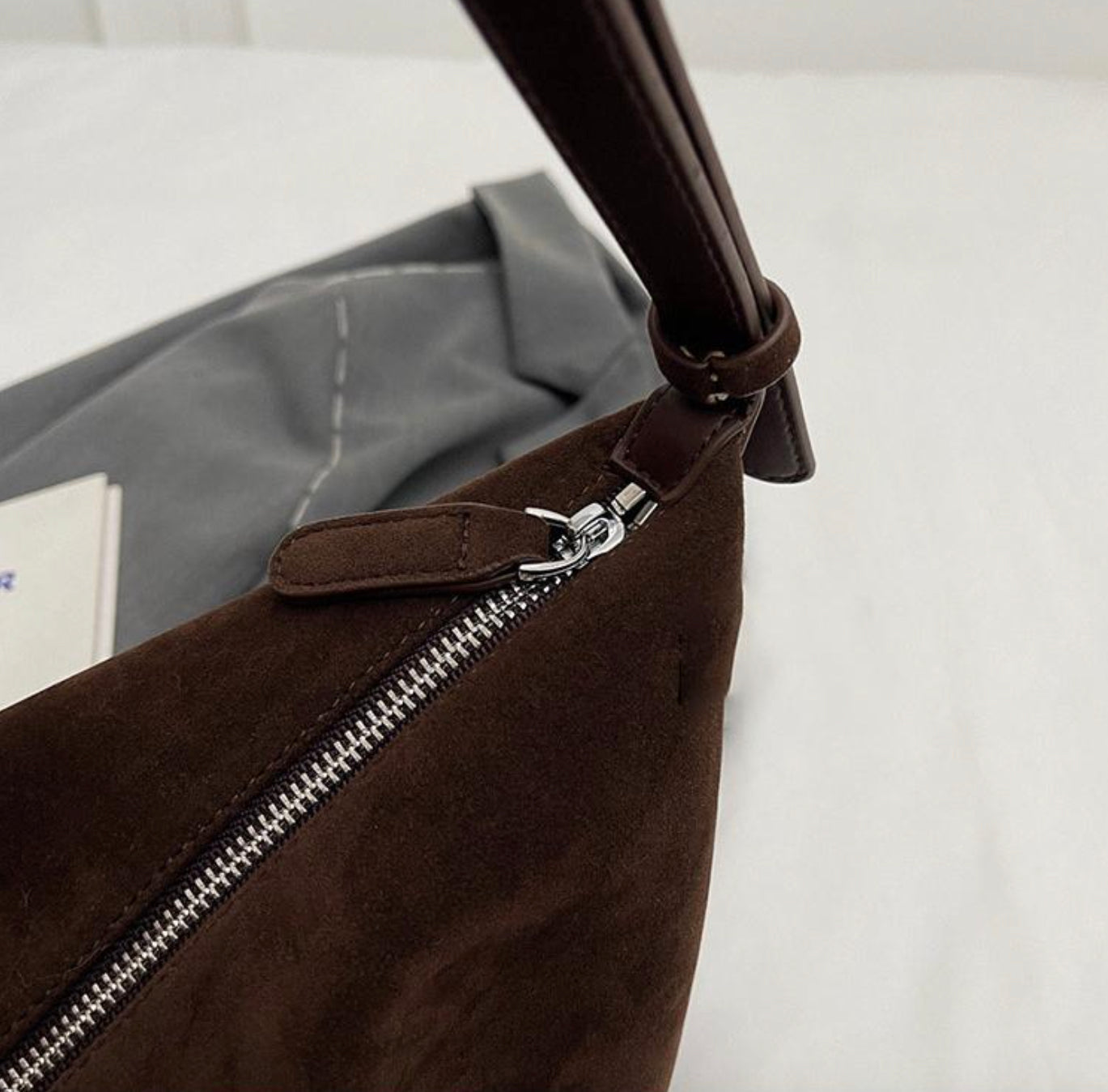 Women's Leather Handbag with Adjustable Shoulder Strap – Elegant and Practical for All Occasions