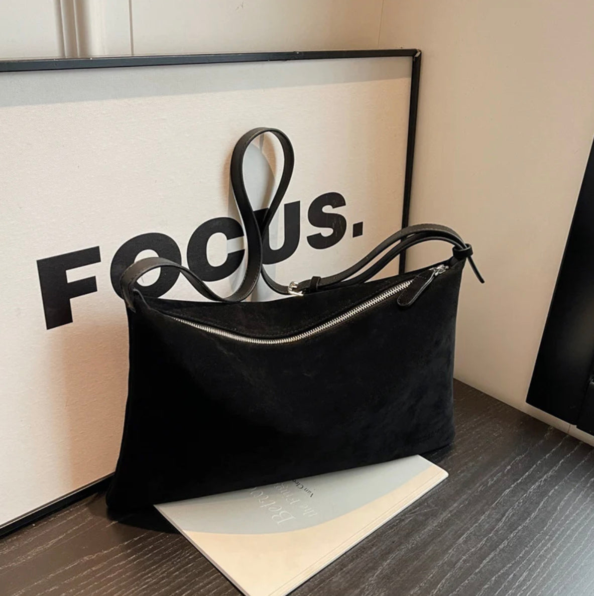 Women's Leather Handbag with Adjustable Shoulder Strap – Elegant and Practical for All Occasions