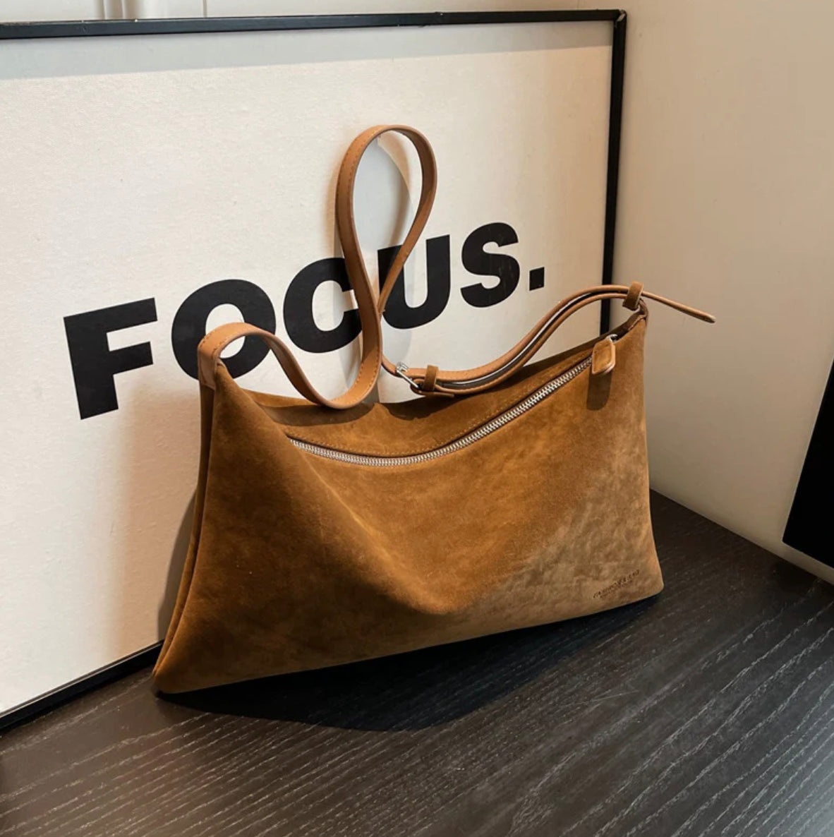 Women's Leather Handbag with Adjustable Shoulder Strap – Elegant and Practical for All Occasions