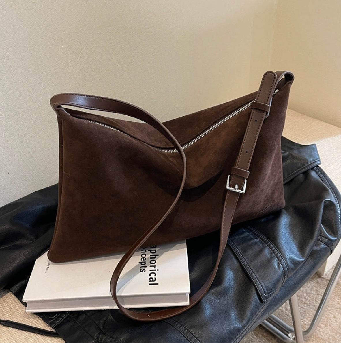 Women's Leather Handbag with Adjustable Shoulder Strap – Elegant and Practical for All Occasions