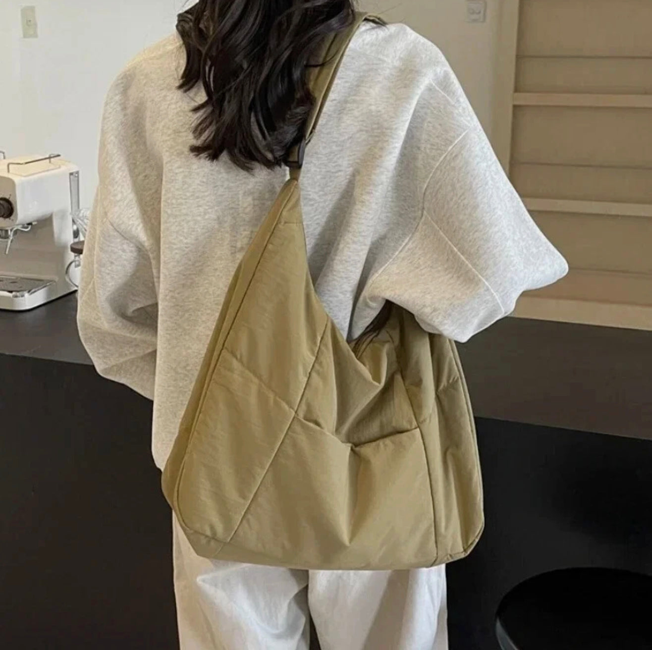 Women's leather handbag with removable shoulder strap – Elegant and practical, Black 30x25x15 cm