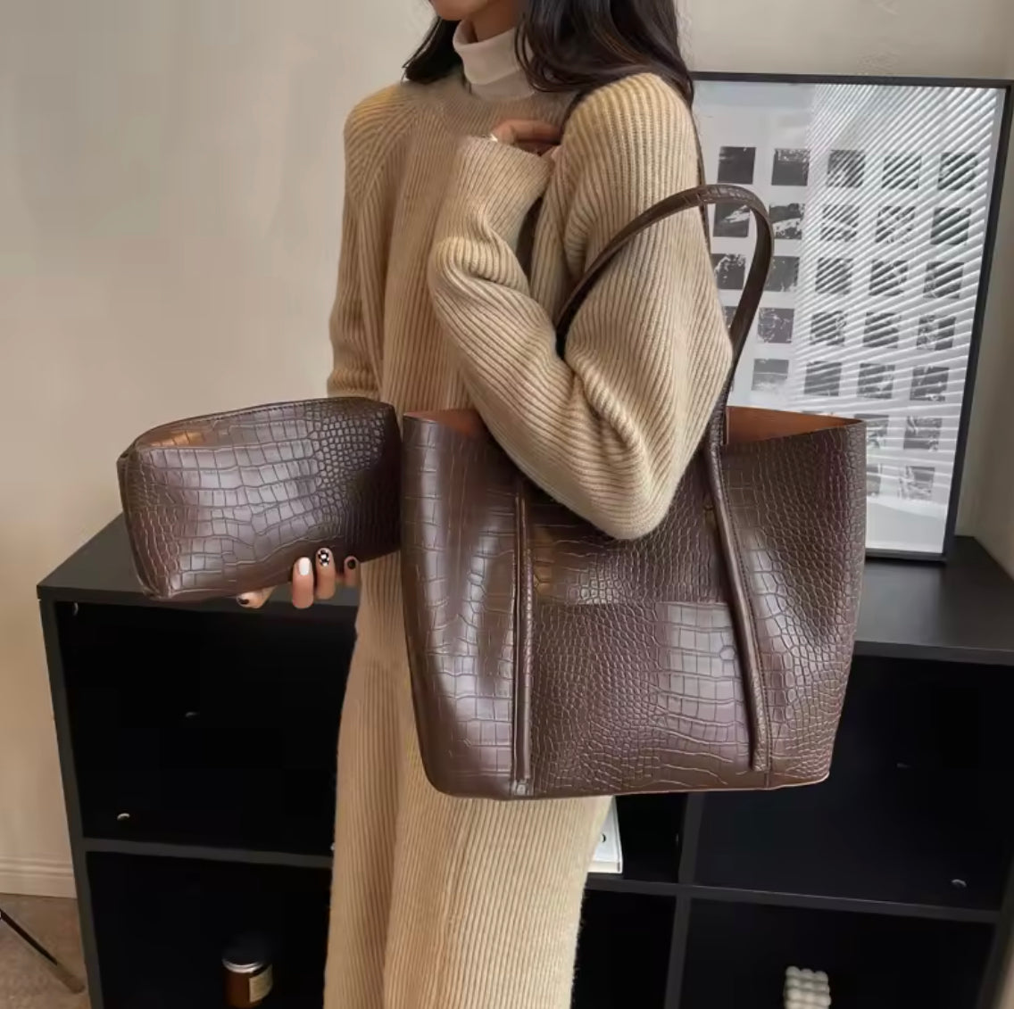 Croco Handbag for Women - Elegant and Practical, Dimensions 38x28x13 cm, Spacious Interior and Organized Compartments