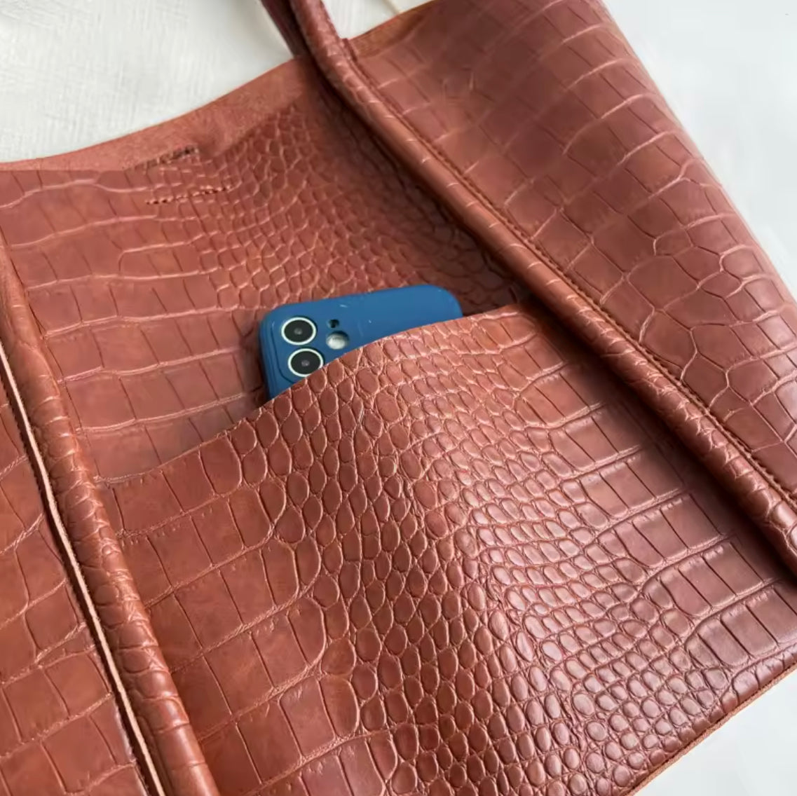 Croco Handbag for Women - Elegant and Practical, Dimensions 38x28x13 cm, Spacious Interior and Organized Compartments