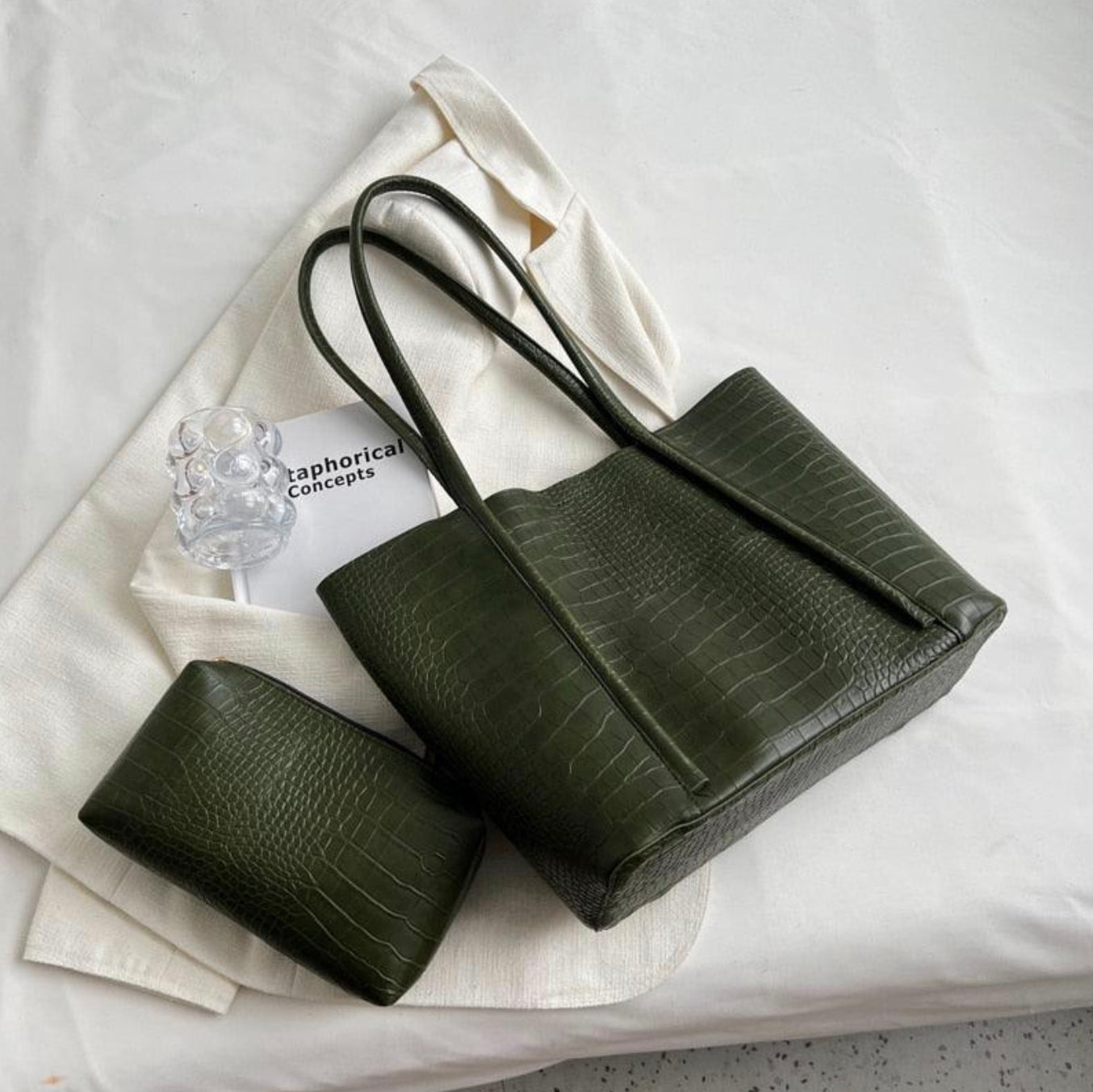 Croco Handbag for Women - Elegant and Practical, Dimensions 38x28x13 cm, Spacious Interior and Organized Compartments