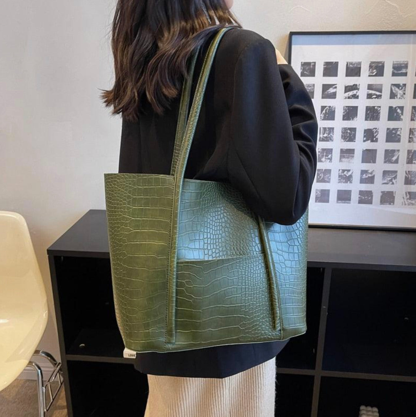 Croco Handbag for Women - Elegant and Practical, Dimensions 38x28x13 cm, Spacious Interior and Organized Compartments