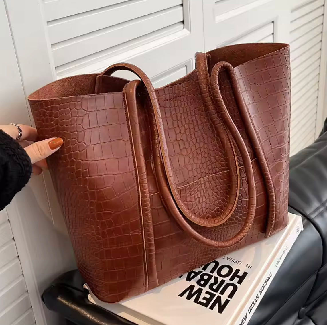 Croco Handbag for Women - Elegant and Practical, Dimensions 38x28x13 cm, Spacious Interior and Organized Compartments