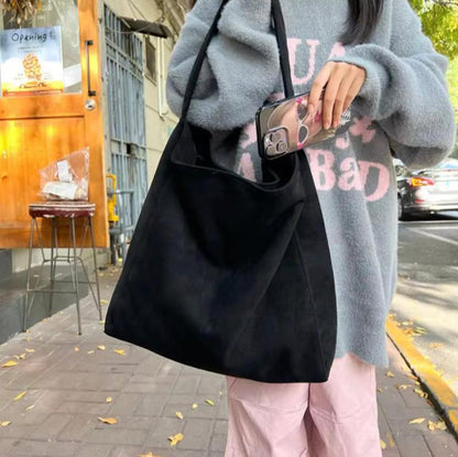 Women's leather handbag with removable shoulder strap – Elegant and practical, spacious interior, secure zipper closure