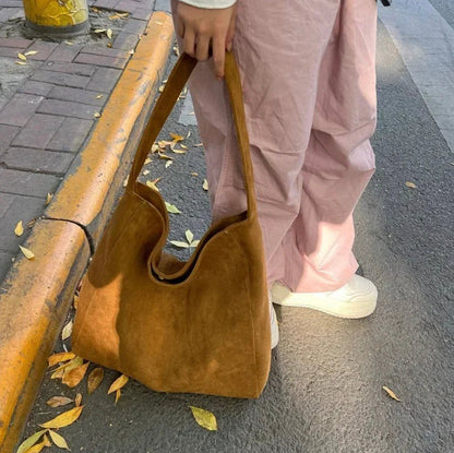 Women's leather handbag with removable shoulder strap – Elegant and practical, spacious interior, secure zipper closure