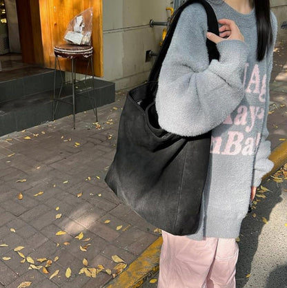 Women's leather handbag with removable shoulder strap – Elegant and practical, spacious interior, secure zipper closure