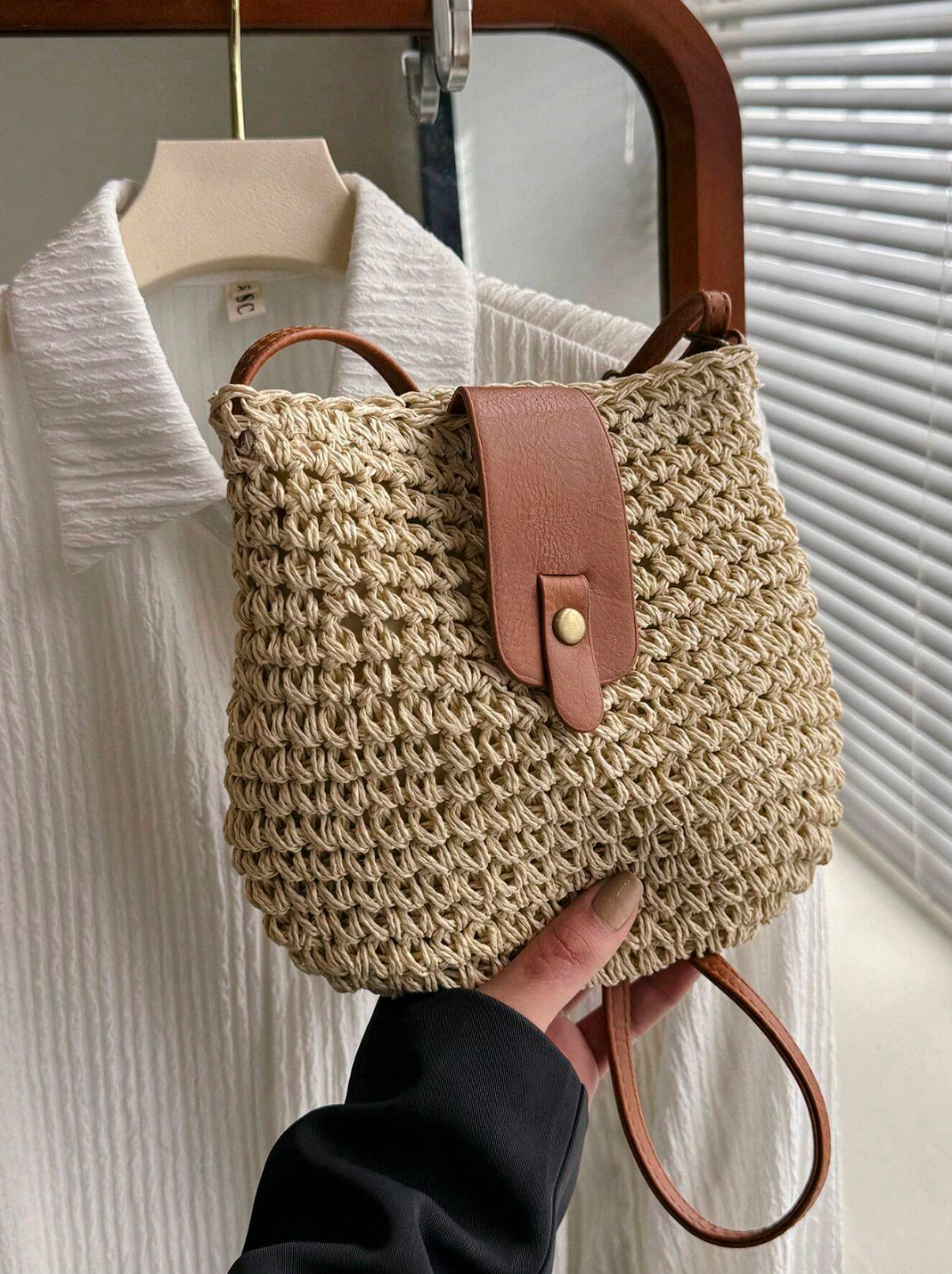 Elegant Women's Handbag with Practical Compartments in Synthetic Leather – Sophisticated Shoulder Bag Black, Beige, Red