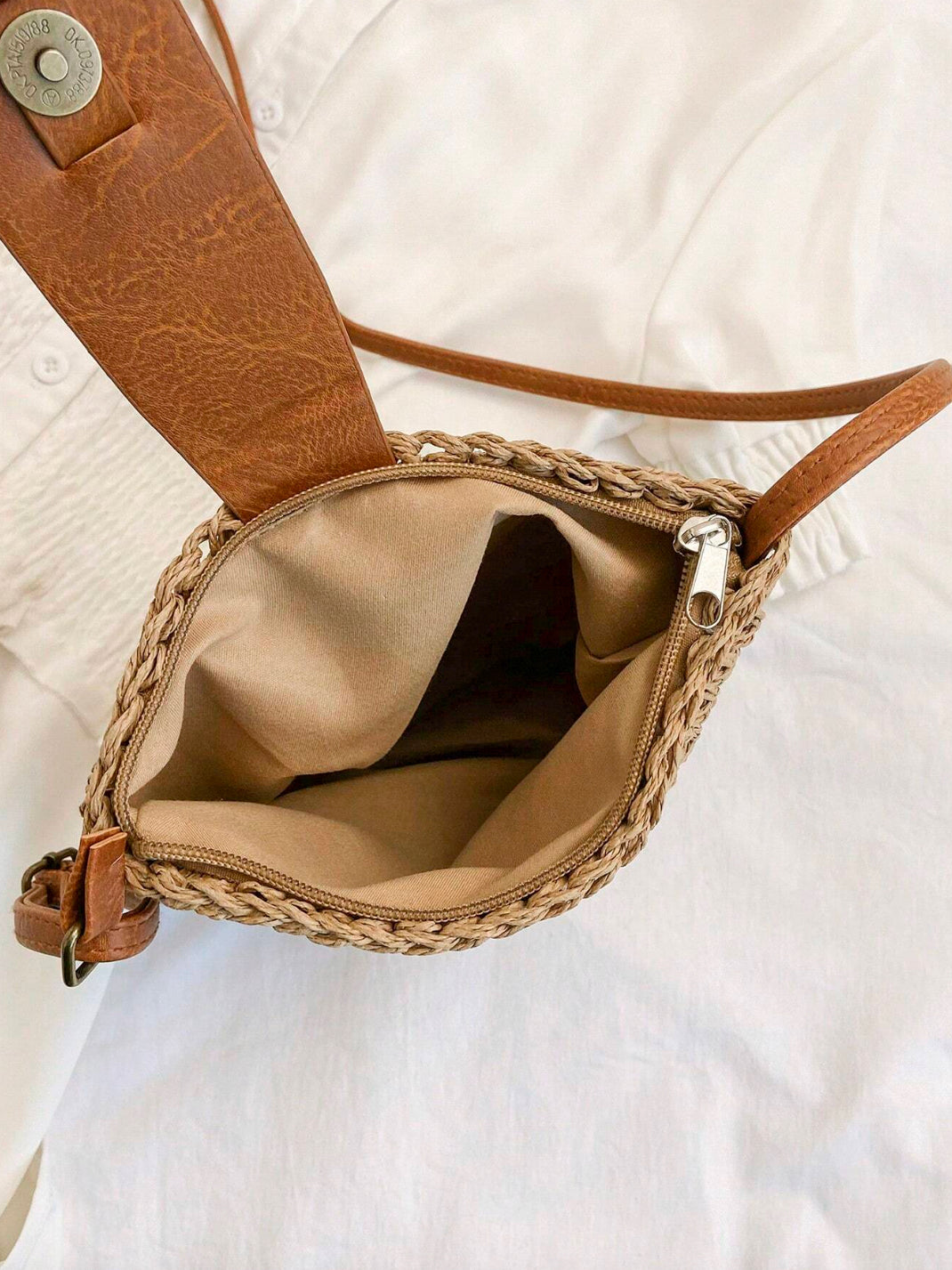 Elegant Women's Handbag with Practical Compartments in Synthetic Leather – Sophisticated Shoulder Bag Black, Beige, Red