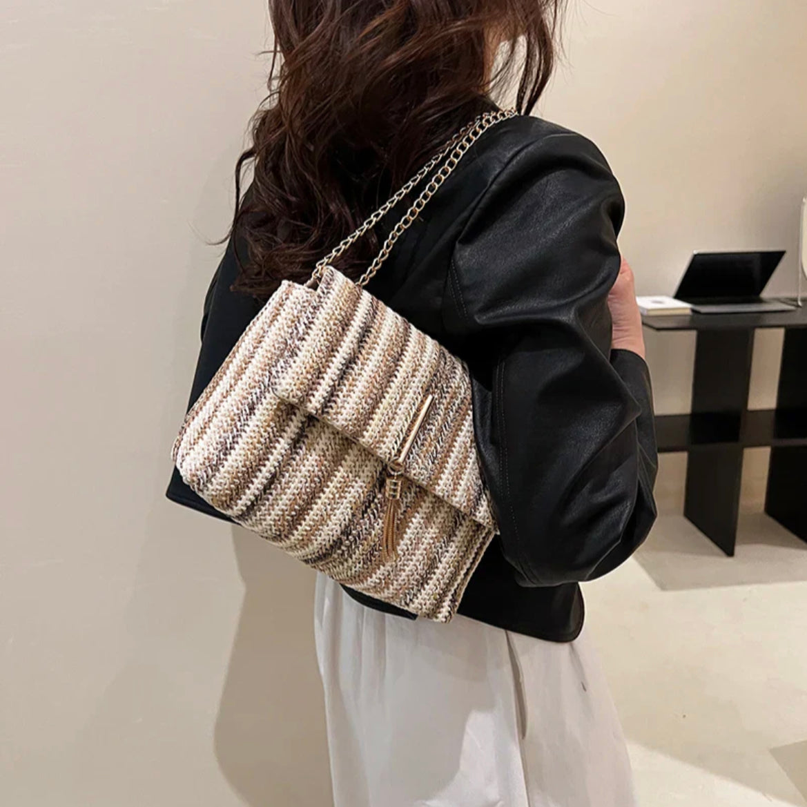 Women's Multicolor Handbag with Adjustable Strap – Dimensions 24x17x9 cm, Modern and Elegant Design