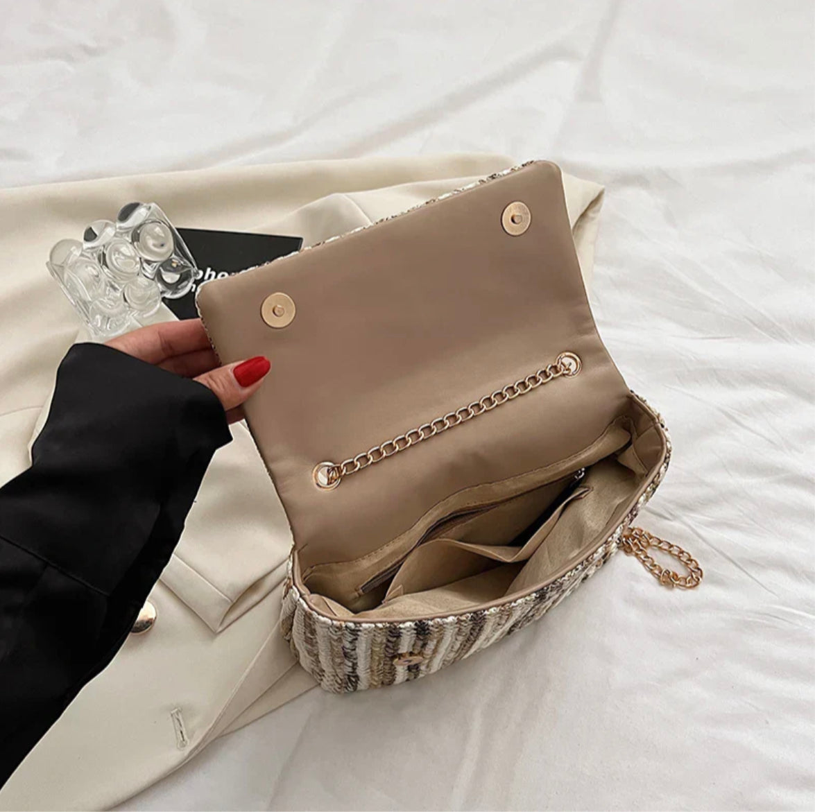 Women's Multicolor Handbag with Adjustable Strap – Dimensions 24x17x9 cm, Modern and Elegant Design