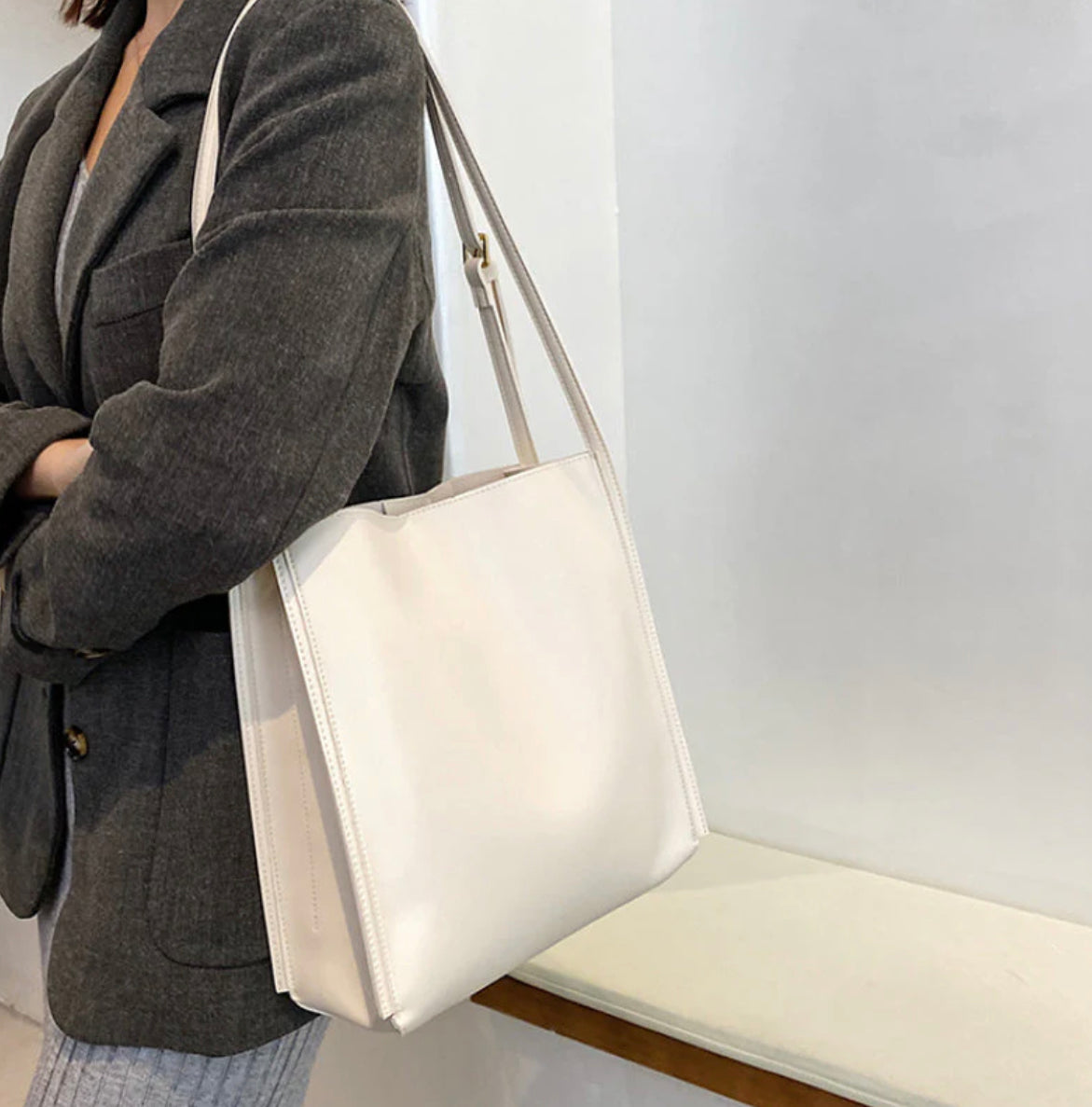 Women's Vegetable Leather Handbag – Elegant Tote Bag with Adjustable Straps and Spacious Interior