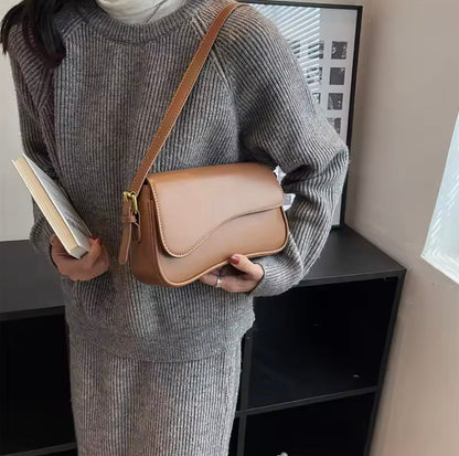 Elegant Women's Handbag with Adjustable Strap in Synthetic Leather – Practical Shoulder Bag for Daily Use