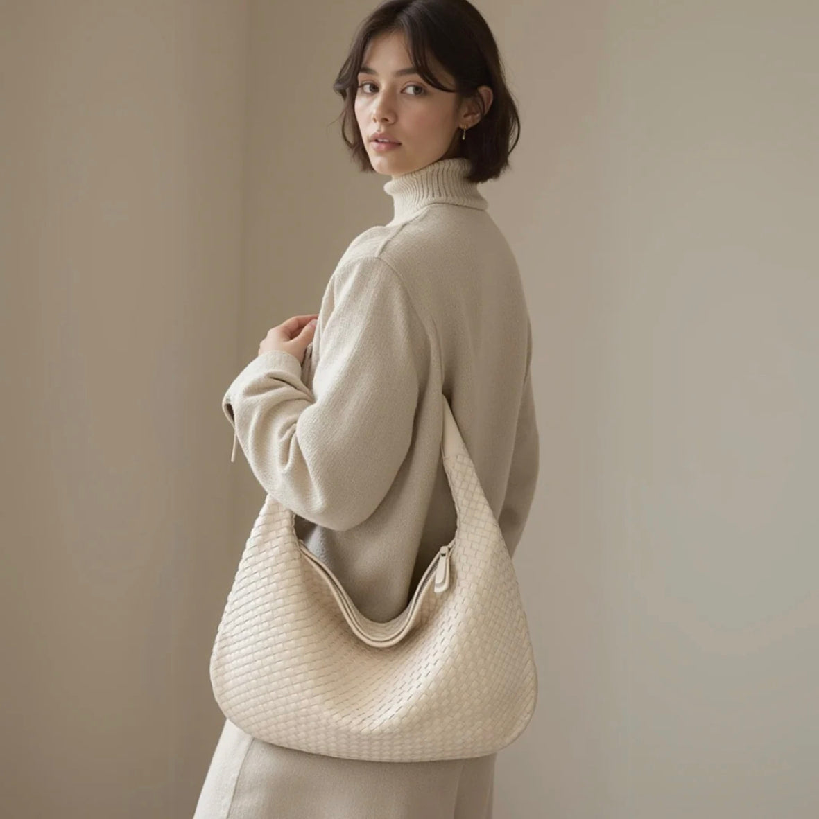 Women's Woven Leather Handbag – Elegant and Spacious with Adjustable Shoulder Strap