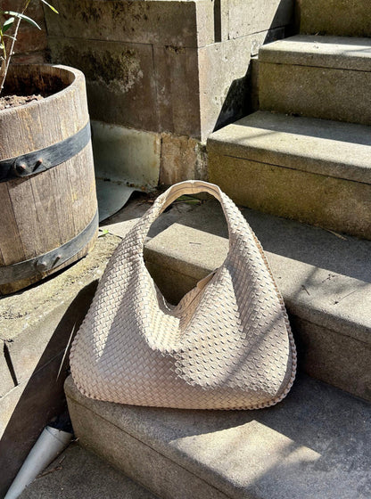 Women's Woven Leather Handbag – Elegant and Spacious with Adjustable Shoulder Strap