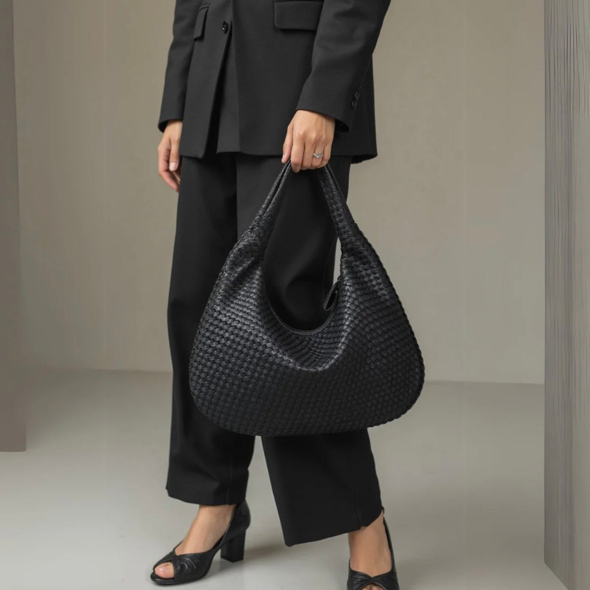 Women's Woven Leather Handbag – Elegant and Spacious with Adjustable Shoulder Strap