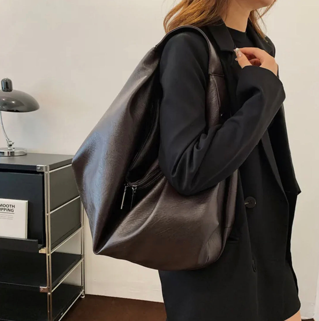 Women's handbag Pauline in PU leather with nylon lining and zippered pocket – 43 x 35 x 32 cm, elegant and practical