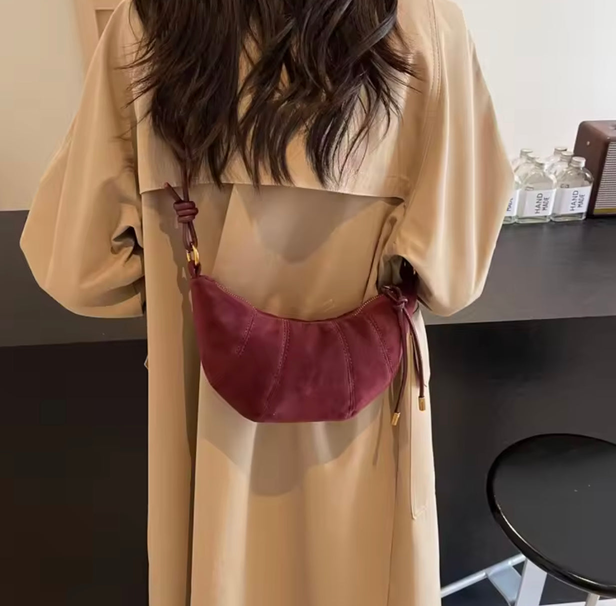 Women's Black Leather Shoulder Bag - Elegant and Practical for Daily Outings, Ideal Size 25x20x10 cm