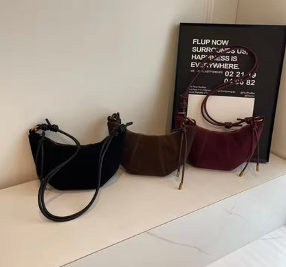 Women's Black Leather Shoulder Bag - Elegant and Practical for Daily Outings, Ideal Size 25x20x10 cm